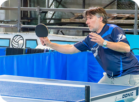 Jugador de tenis de mesa entrenando en INATEM